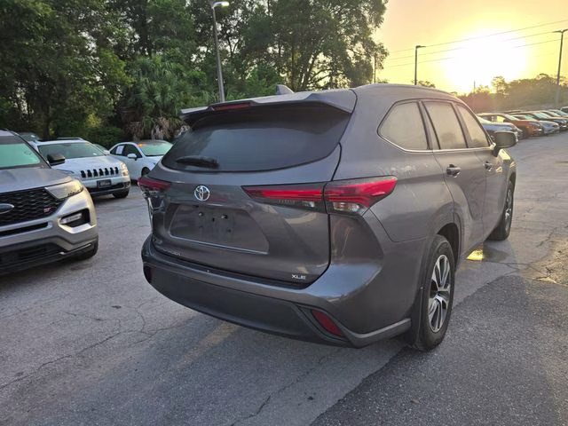 2024 Magnetic Gray Metallic Toyota Highlander XLE FWD SUV