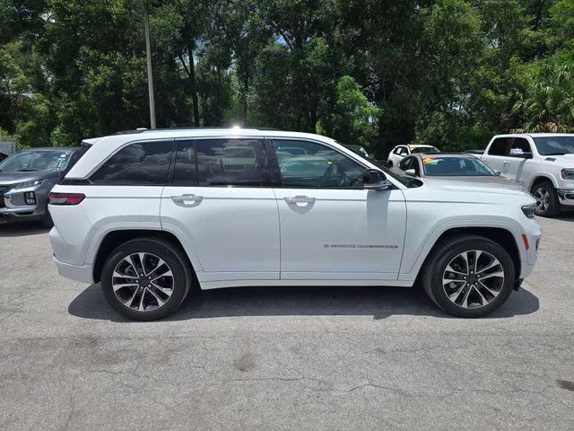 2022 Bright White Clearcoat Jeep Grand Cherokee Overland 4X4 SUV