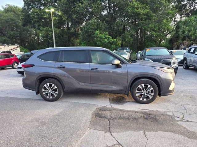 2024 Magnetic Gray Metallic Toyota Highlander XLE FWD SUV