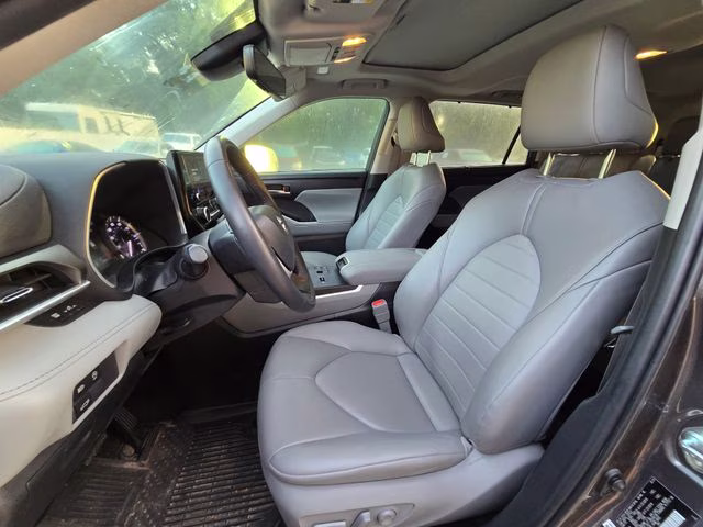 2024 Magnetic Gray Metallic Toyota Highlander XLE FWD SUV