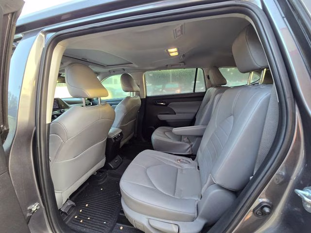 2024 Magnetic Gray Metallic Toyota Highlander XLE FWD SUV