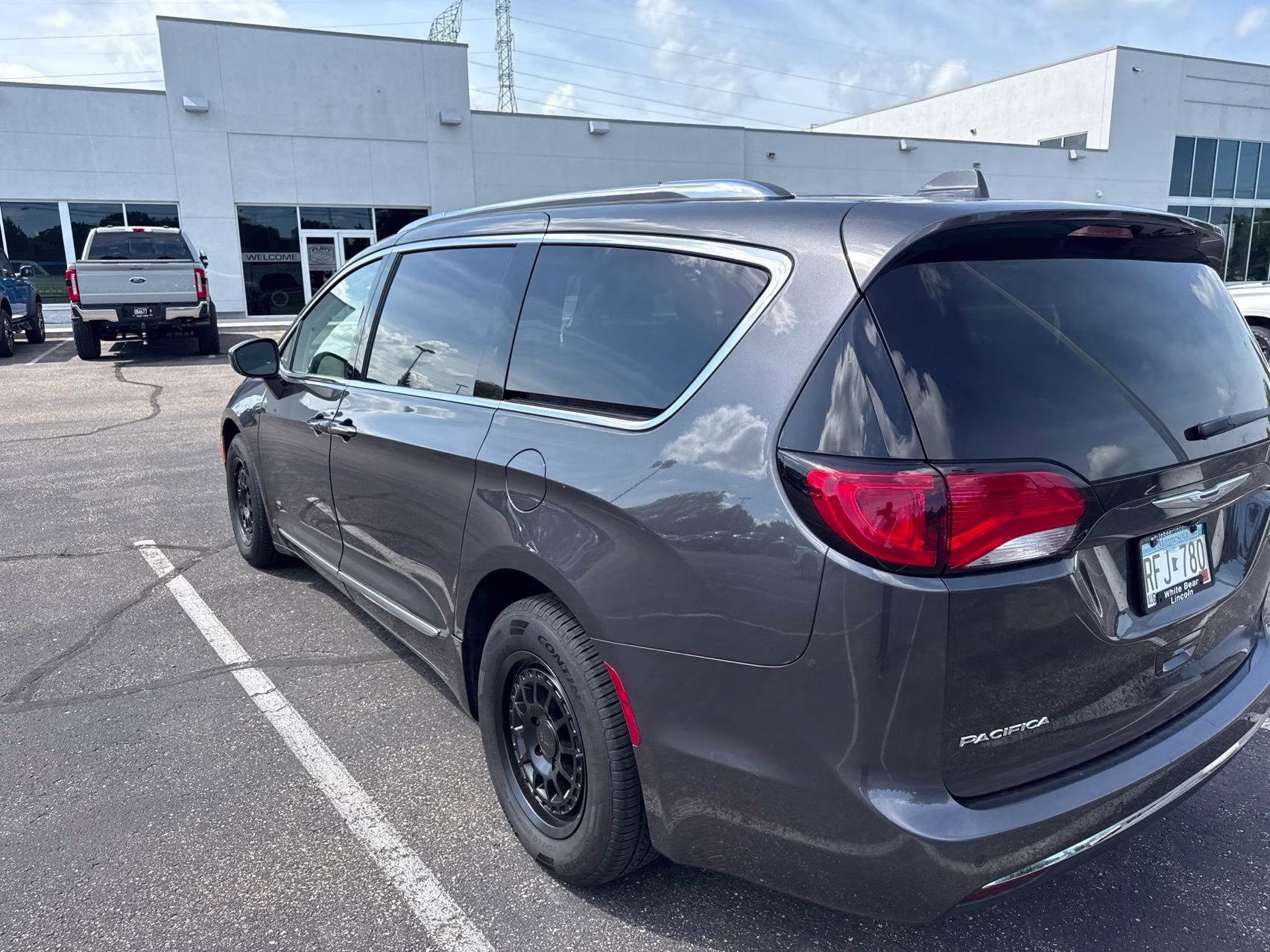 2017 Granite Crystal Metallic Clearcoat Chrysler Pacifica Touring L Plus FWD Van