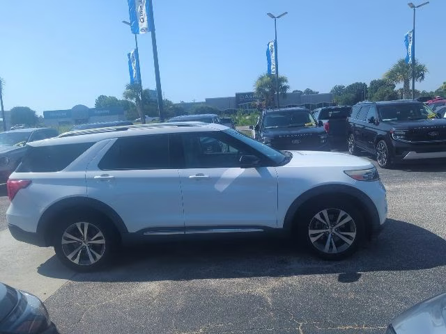 2020 White Ford Explorer Platinum 4X4 SUV