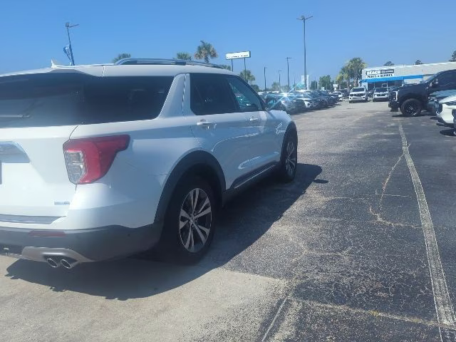 2020 White Ford Explorer Platinum 4X4 SUV