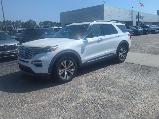 2020 White Ford Explorer Platinum 4X4 SUV