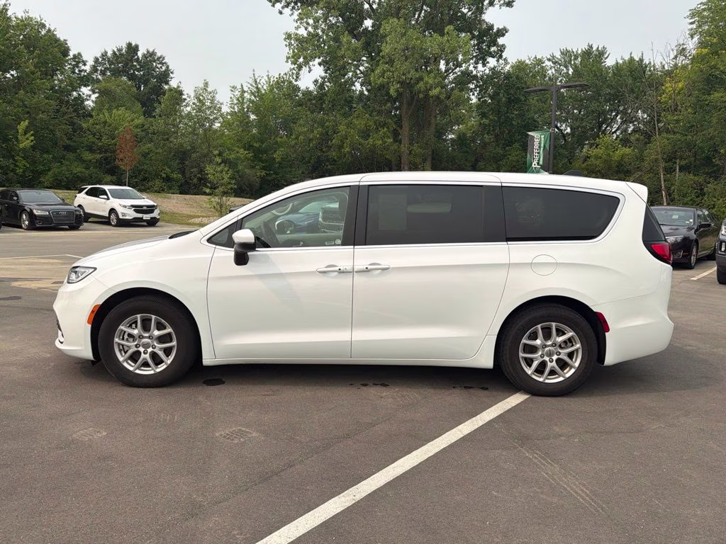2023 Bright White Clearcoat Chrysler Pacifica Touring L FWD Van