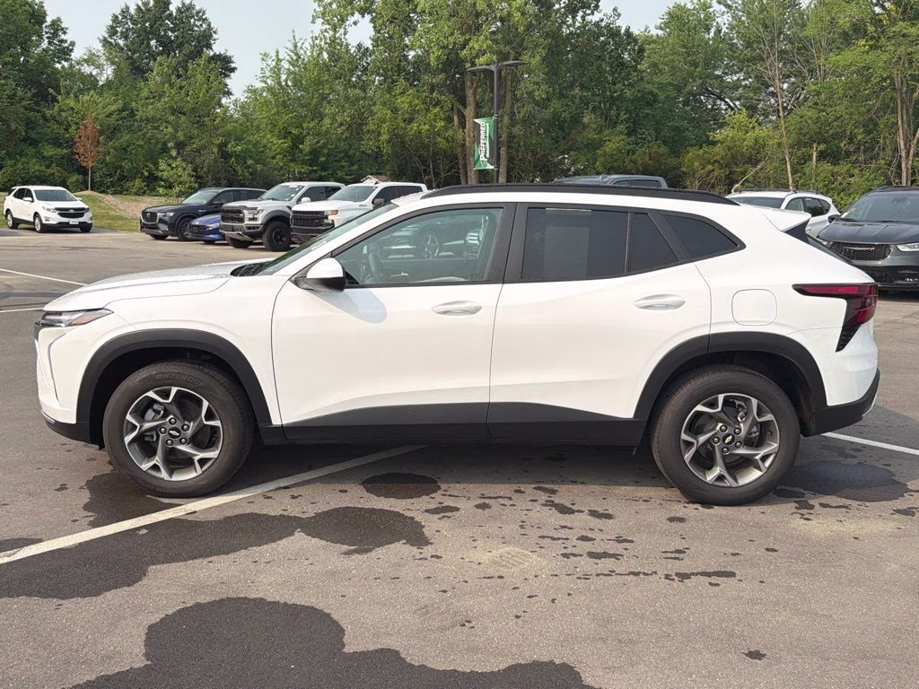 2025 Summit White Chevrolet Trax LT FWD SUV