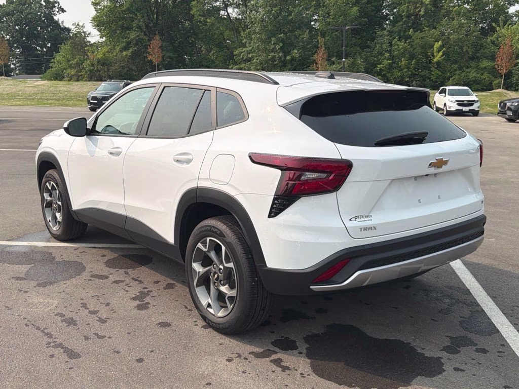 2025 Summit White Chevrolet Trax LT FWD SUV