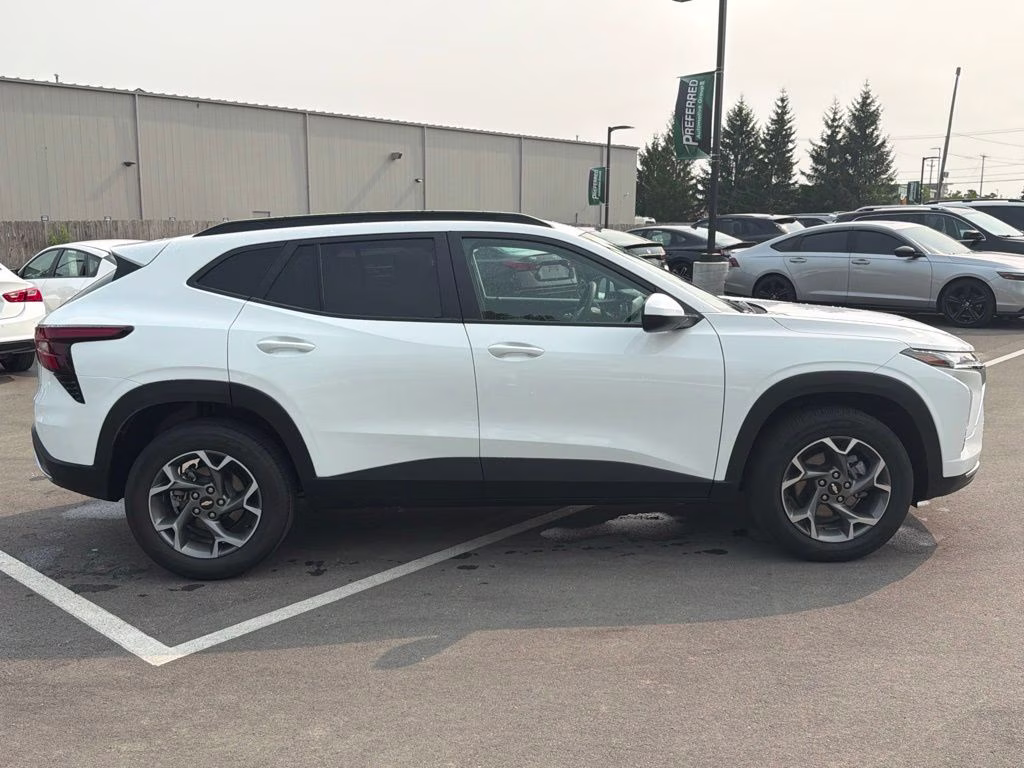 2025 Summit White Chevrolet Trax LT FWD SUV