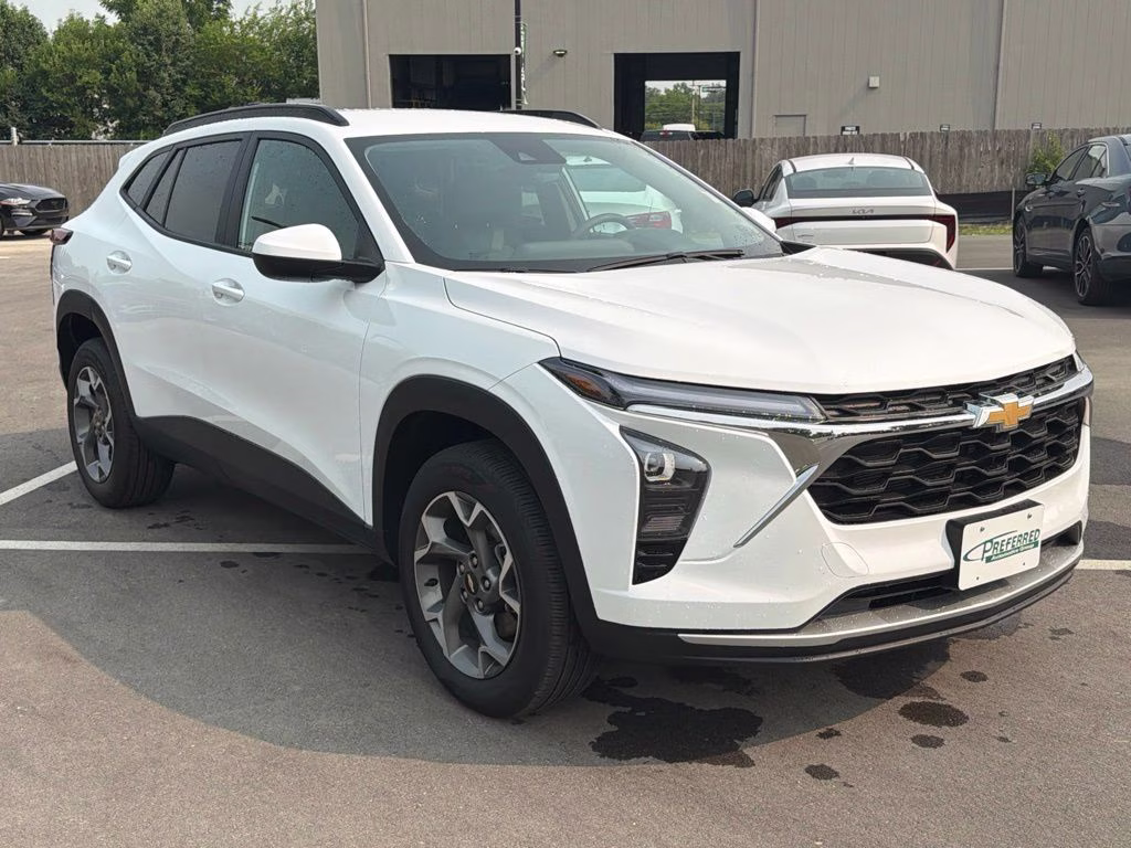 2025 Summit White Chevrolet Trax LT FWD SUV