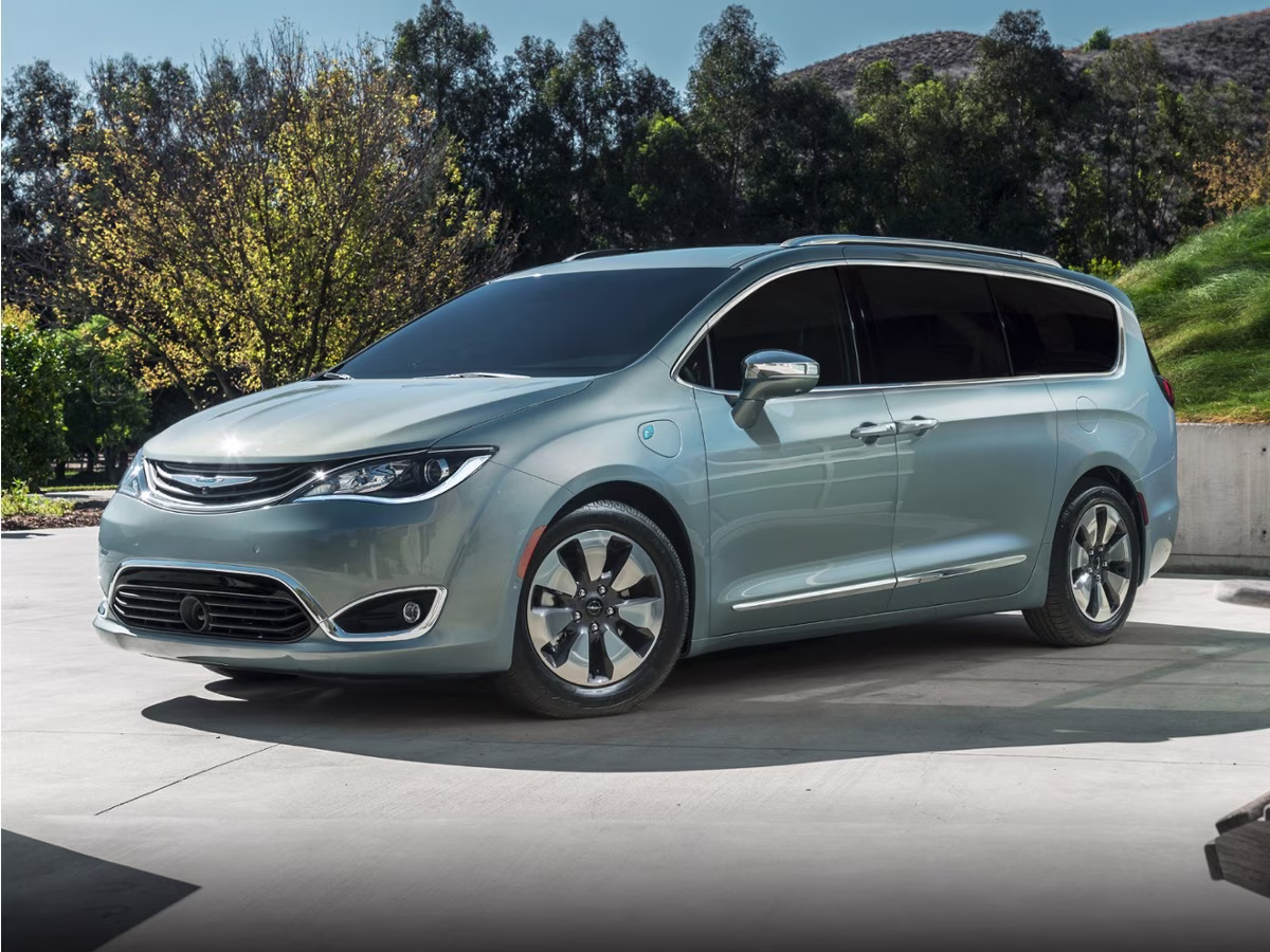 2020 Brilliant Black Crystal Pearlcoat Chrysler Pacifica Hybrid Limited FWD Van