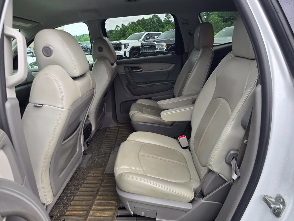 2017 Summit White Chevrolet Traverse 2LT FWD SUV