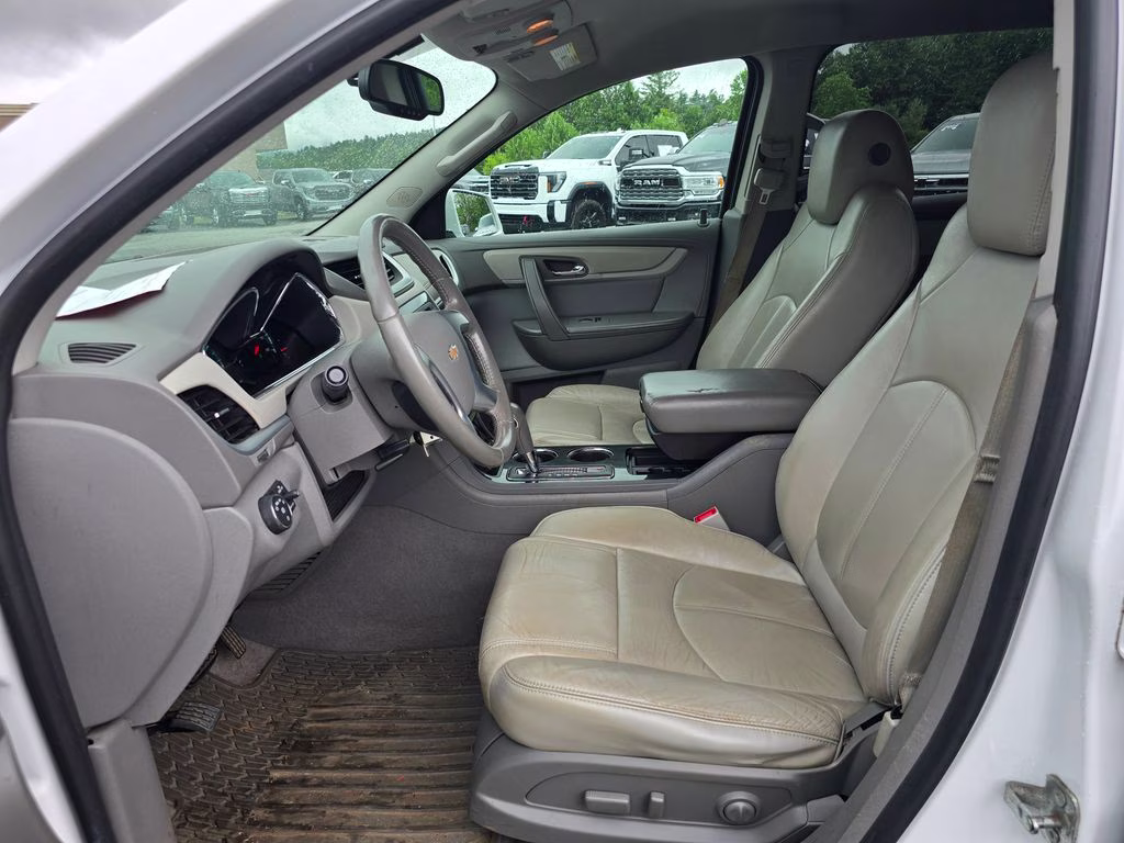 2017 Summit White Chevrolet Traverse 2LT FWD SUV