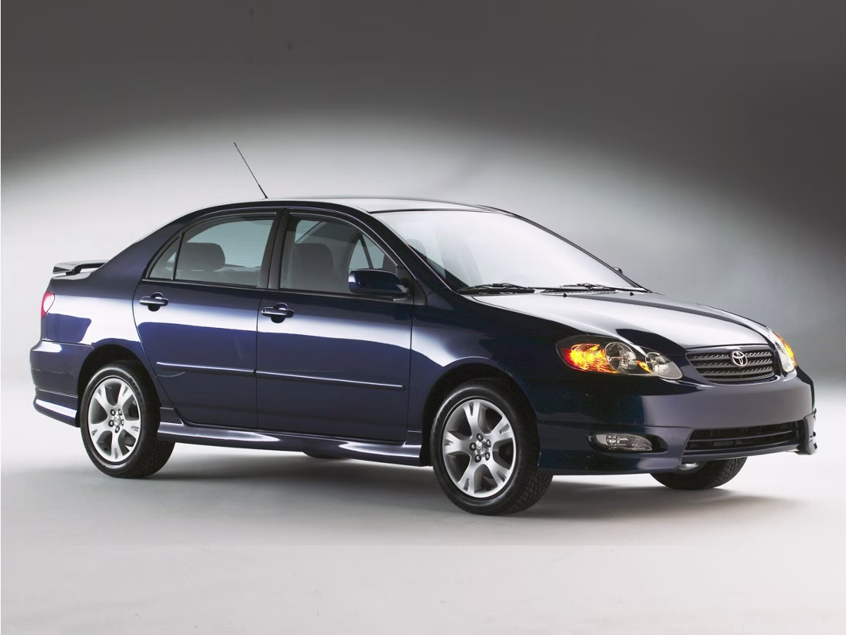 2006 White Toyota Corolla FWD Sedan