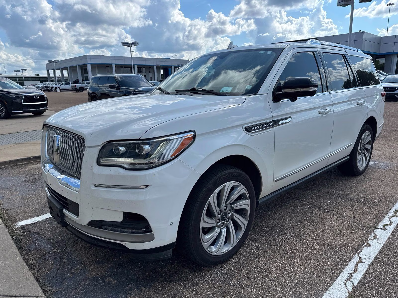 2023 White Metallic Lincoln Navigator Reserve 4X4 SUV