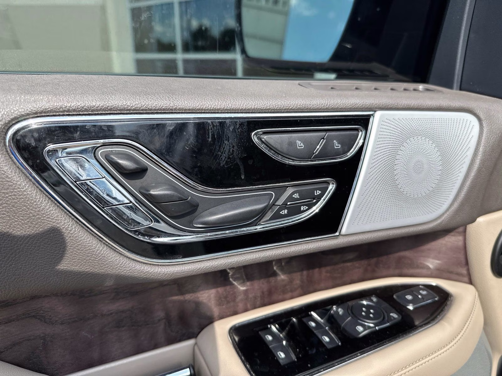 2023 White Metallic Lincoln Navigator Reserve 4X4 SUV