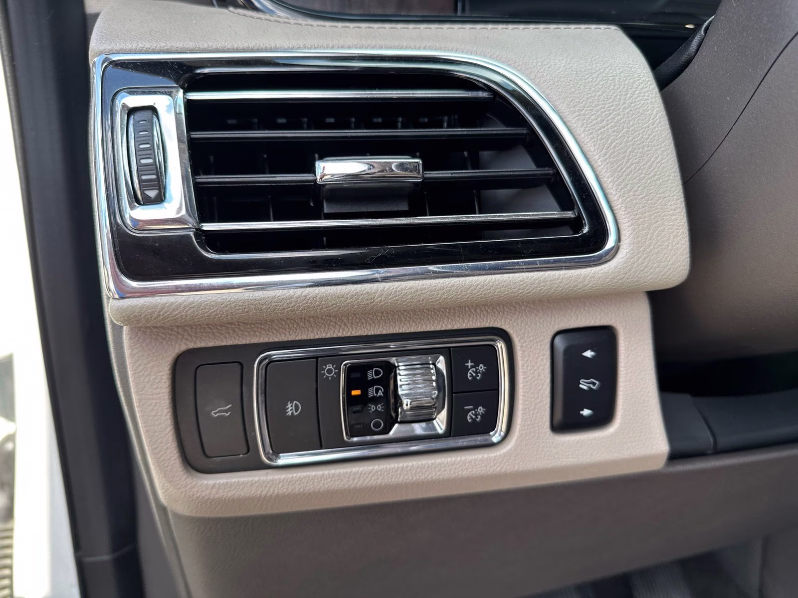 2023 White Metallic Lincoln Navigator Reserve 4X4 SUV