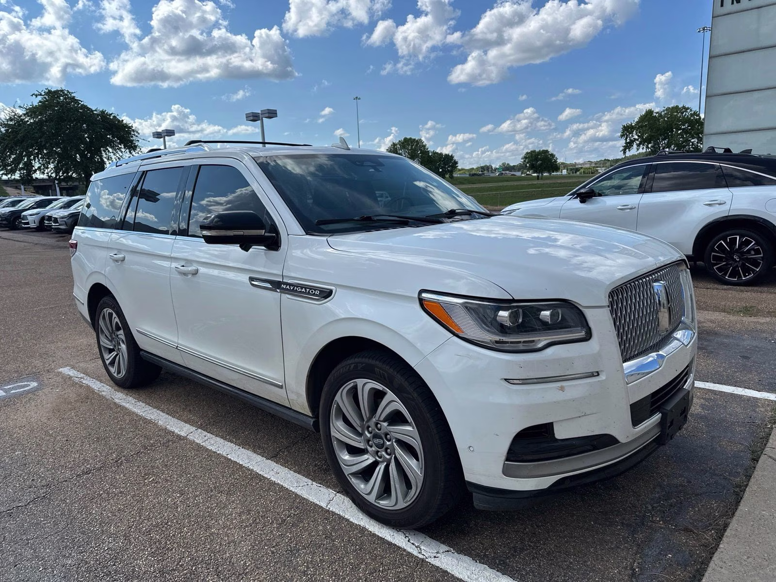2023 White Metallic Lincoln Navigator Reserve 4X4 SUV
