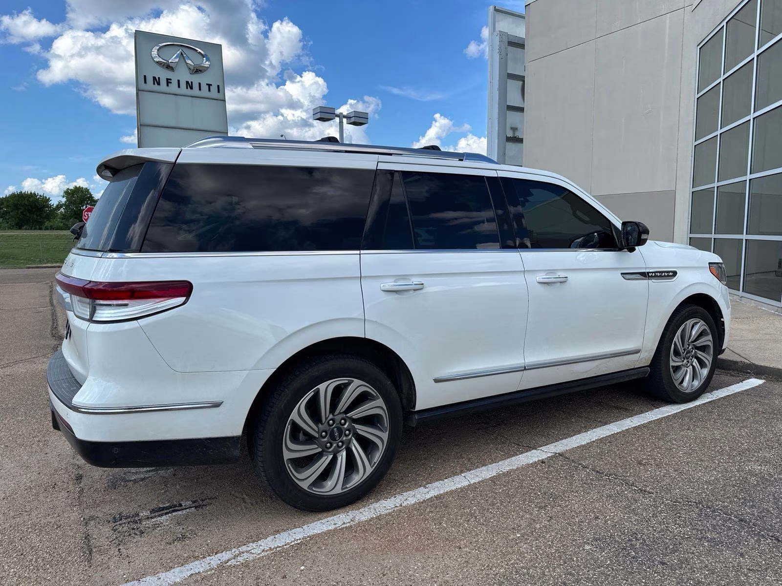 2023 White Metallic Lincoln Navigator Reserve 4X4 SUV