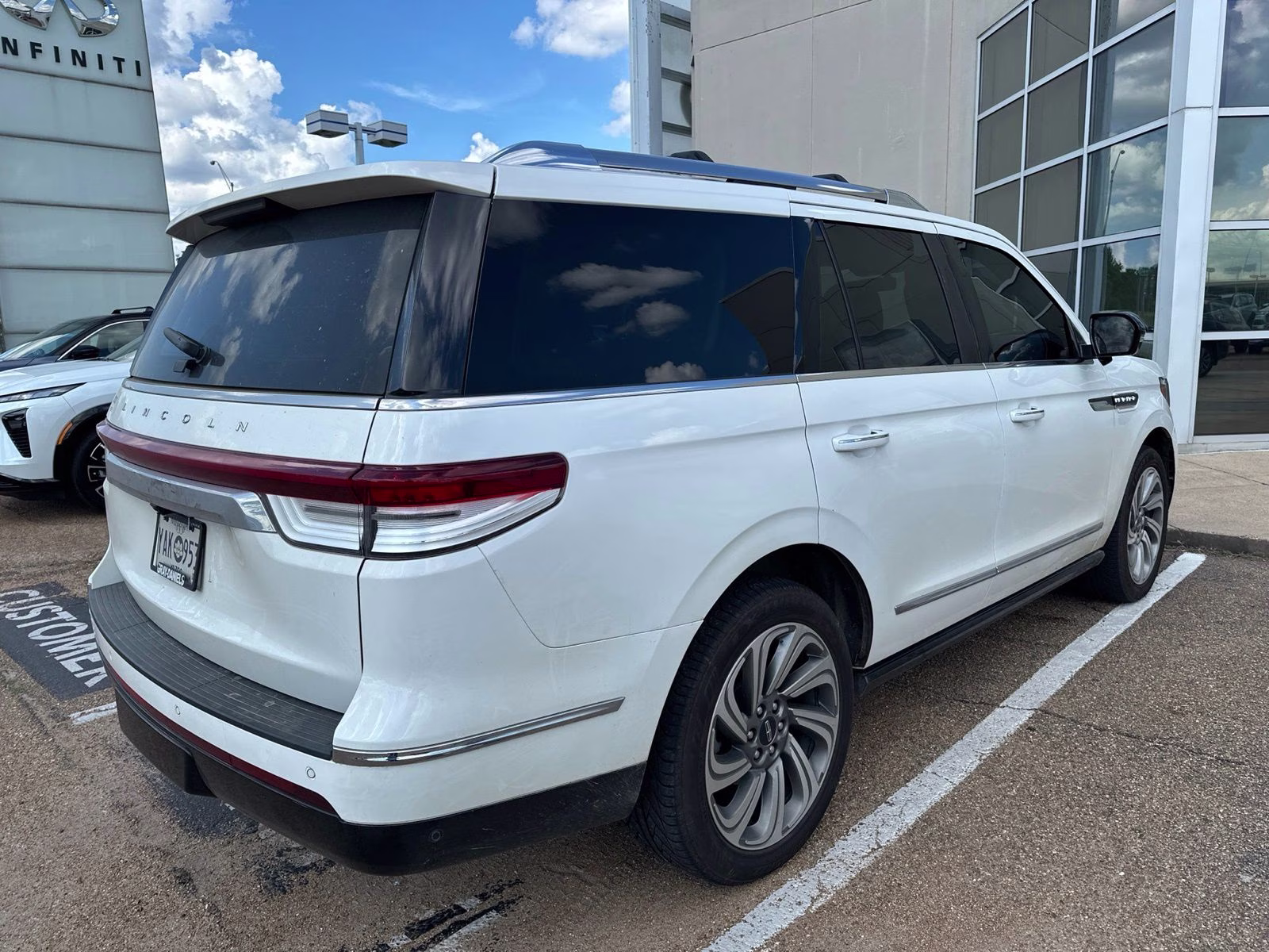 2023 White Metallic Lincoln Navigator Reserve 4X4 SUV