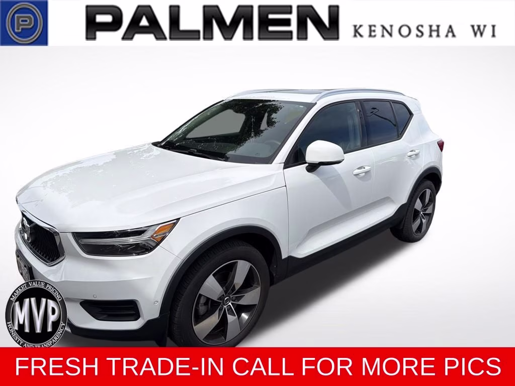 2019 White Volvo XC40 Momentum AWD SUV