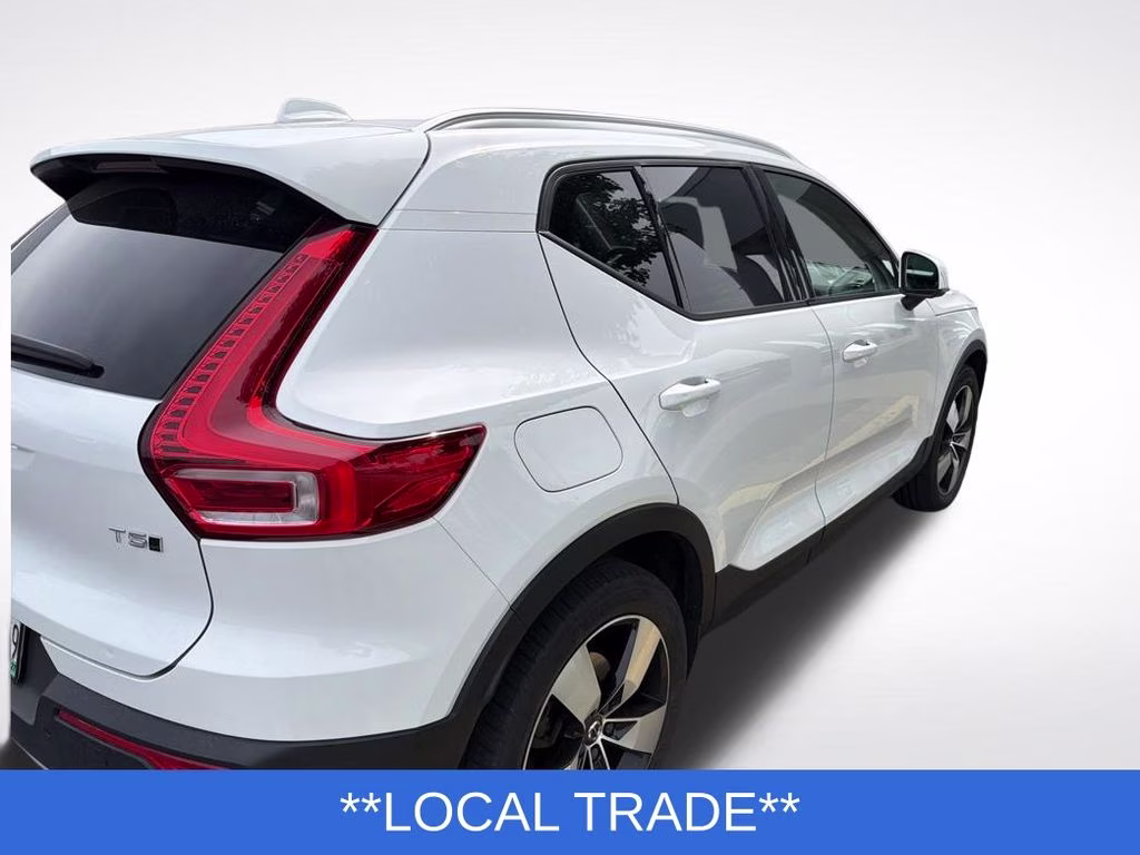 2019 White Volvo XC40 Momentum AWD SUV