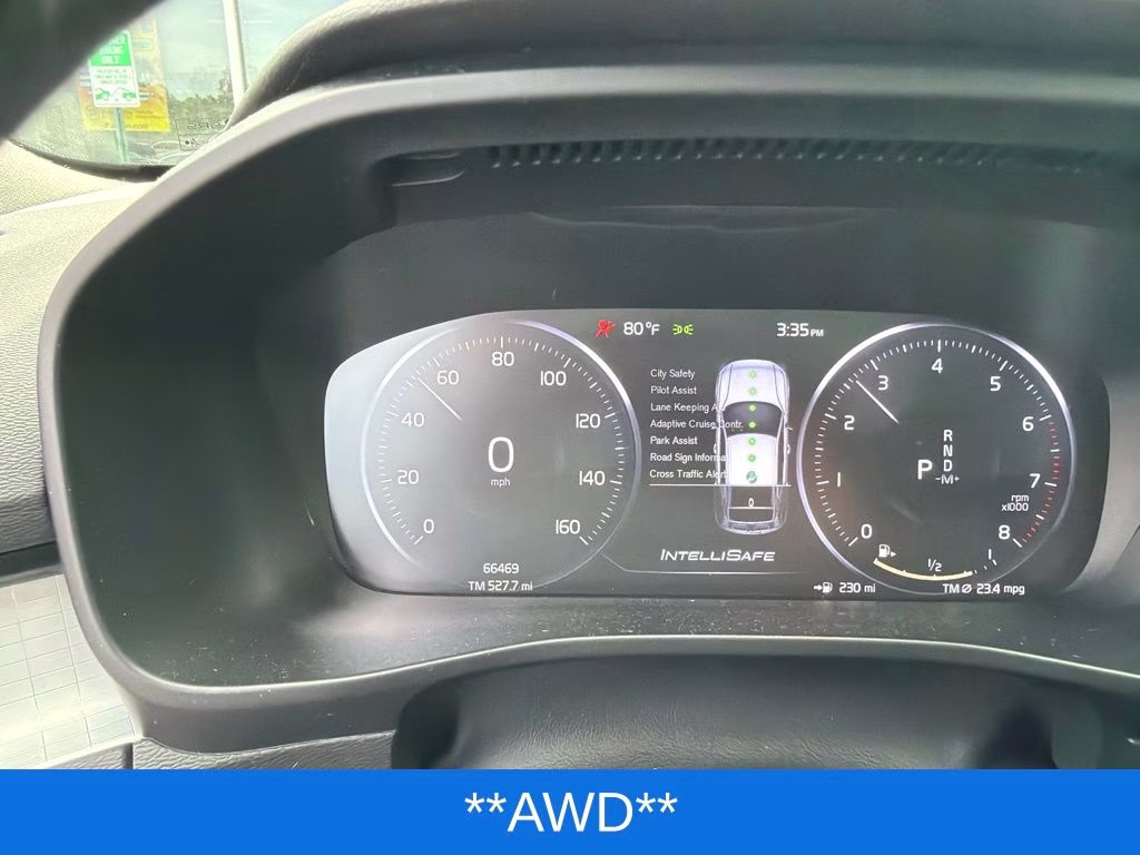 2019 White Volvo XC40 Momentum AWD SUV