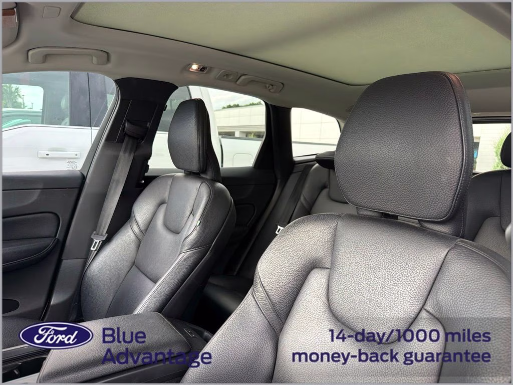 2021 Crystal White Metallic Volvo XC60 T6 Momentum AWD SUV