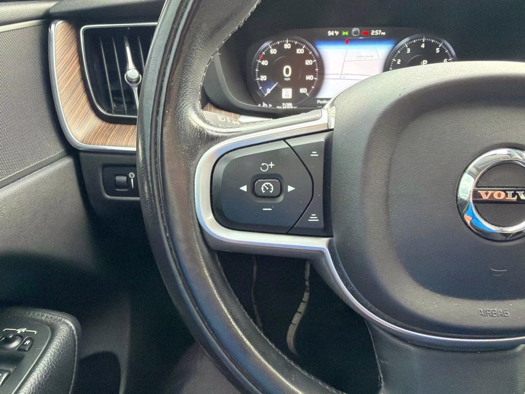 2021 Crystal White Metallic Volvo XC60 T6 Momentum AWD SUV