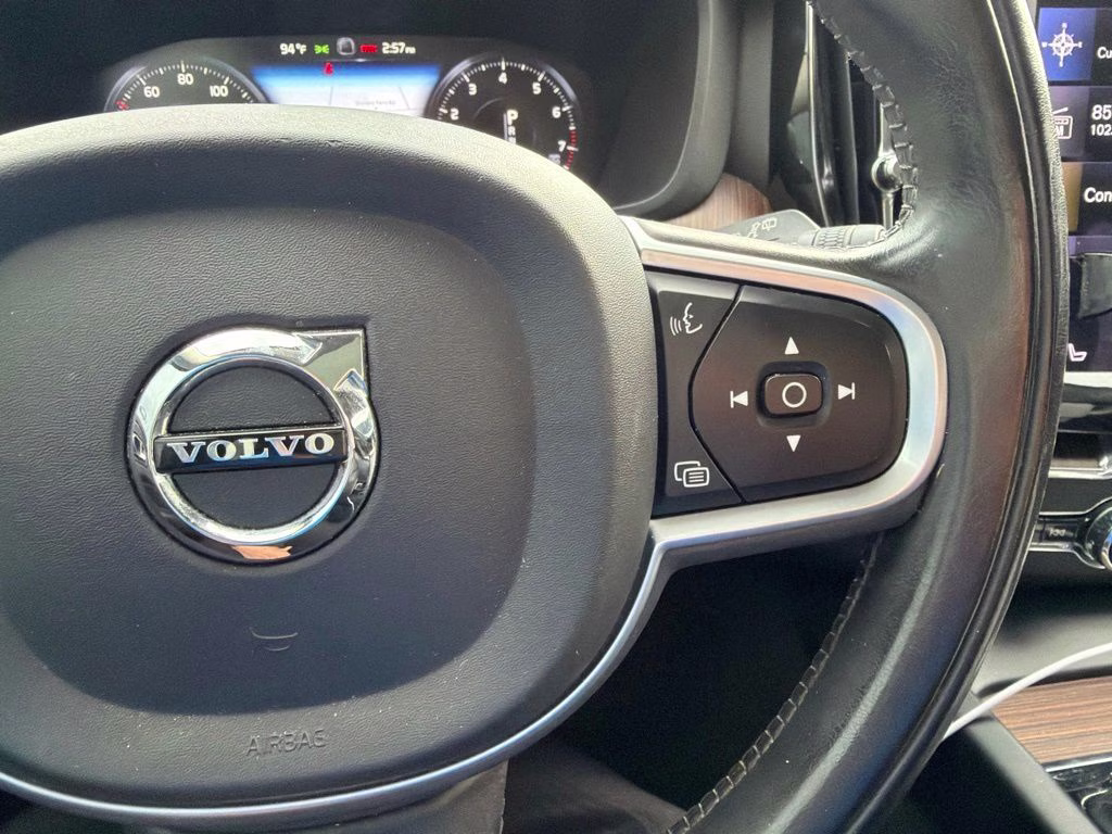 2021 Crystal White Metallic Volvo XC60 T6 Momentum AWD SUV