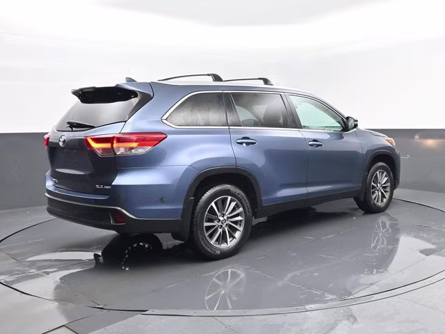 2019 Shoreline Mist Toyota Highlander XLE AWD SUV