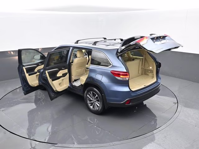 2019 Shoreline Mist Toyota Highlander XLE AWD SUV