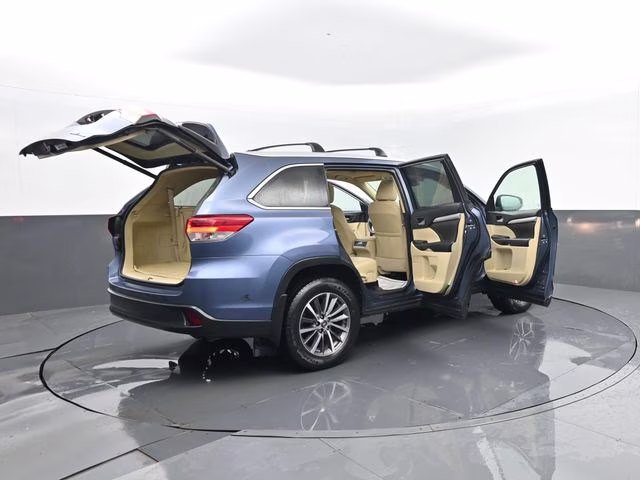 2019 Shoreline Mist Toyota Highlander XLE AWD SUV