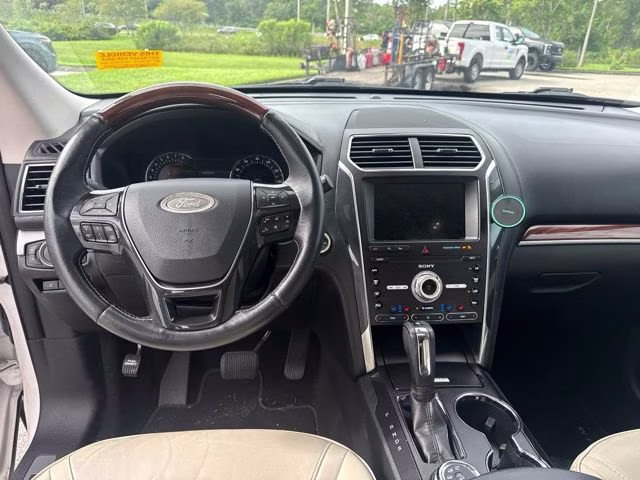 2019 White Platinum Metallic Tri-Coat Ford Explorer Platinum 4X4 SUV