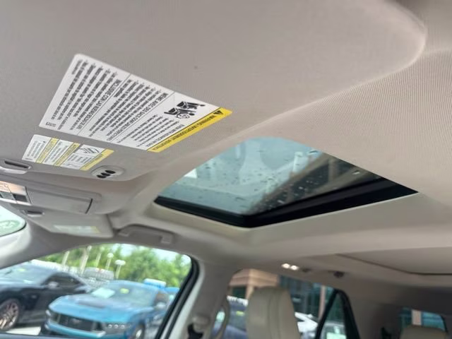 2019 White Platinum Metallic Tri-Coat Ford Explorer Platinum 4X4 SUV