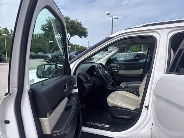 2019 White Platinum Metallic Tri-Coat Ford Explorer Platinum 4X4 SUV