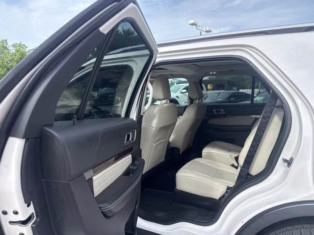 2019 White Platinum Metallic Tri-Coat Ford Explorer Platinum 4X4 SUV