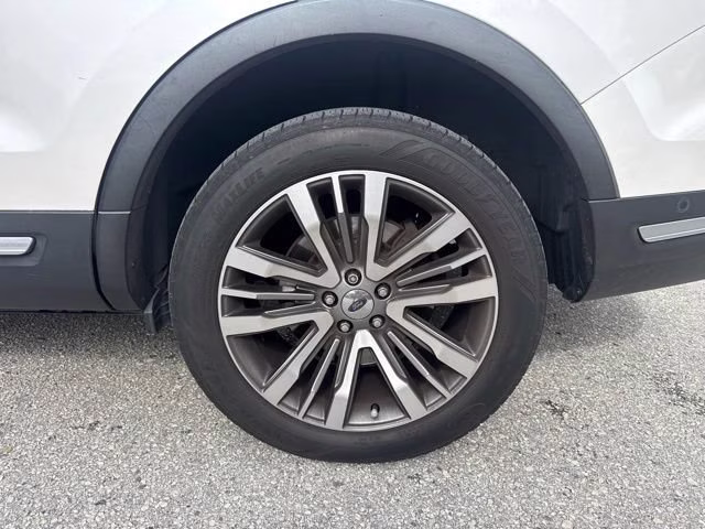2019 White Platinum Metallic Tri-Coat Ford Explorer Platinum 4X4 SUV