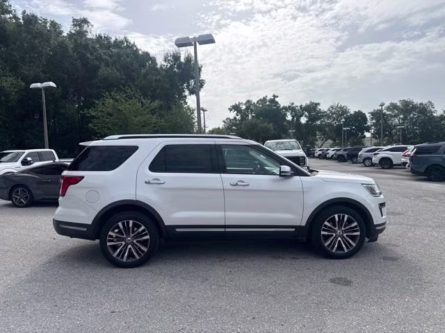 2019 White Platinum Metallic Tri-Coat Ford Explorer Platinum 4X4 SUV