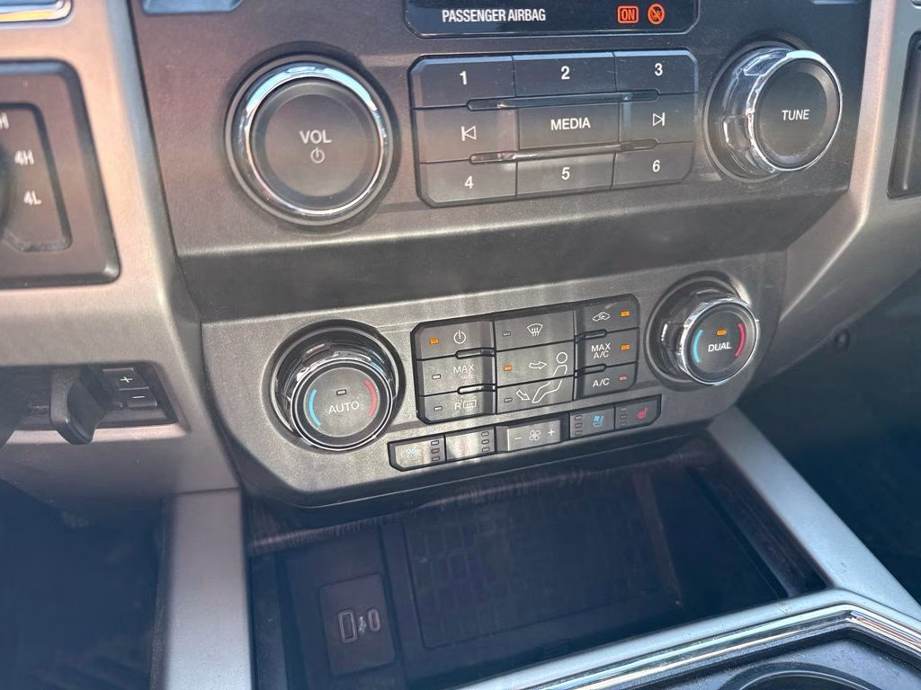 2021 Gray Metallic Ford Super Duty F-350 SRW Lariat 4X4 Truck