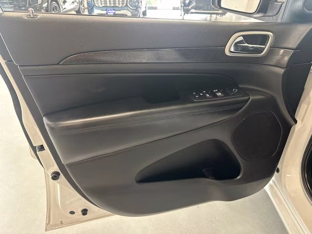 2017 Bright White Clearcoat Jeep Grand Cherokee Altitude 4X4 SUV
