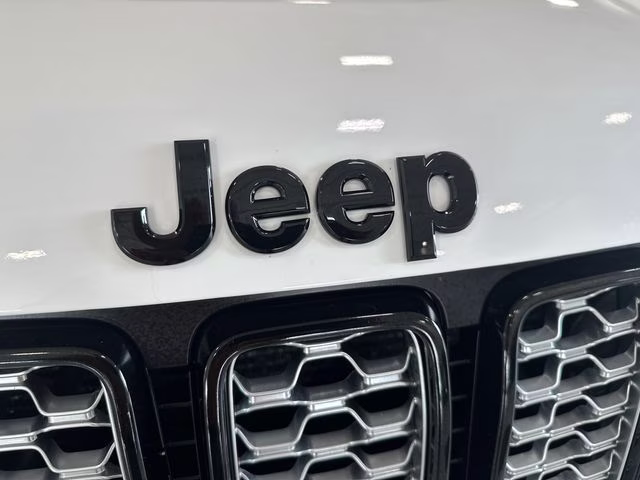 2017 Bright White Clearcoat Jeep Grand Cherokee Altitude 4X4 SUV