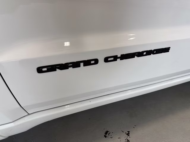 2017 Bright White Clearcoat Jeep Grand Cherokee Altitude 4X4 SUV