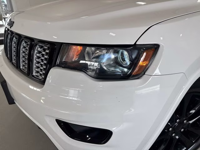 2017 Bright White Clearcoat Jeep Grand Cherokee Altitude 4X4 SUV