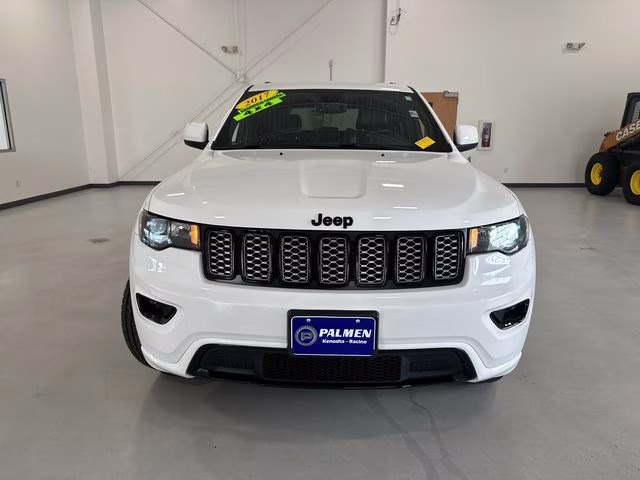 2017 Bright White Clearcoat Jeep Grand Cherokee Altitude 4X4 SUV