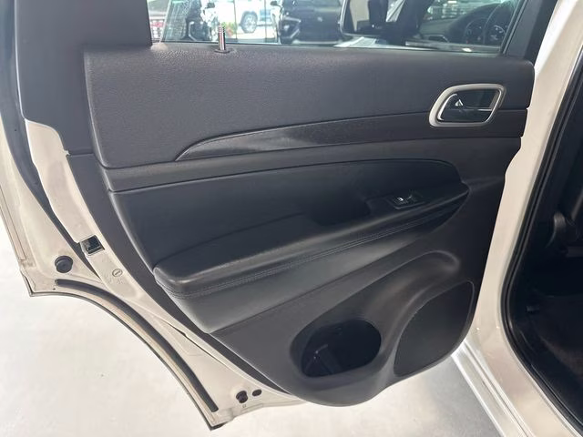2017 Bright White Clearcoat Jeep Grand Cherokee Altitude 4X4 SUV
