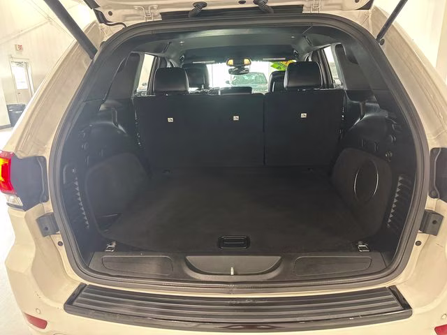 2017 Bright White Clearcoat Jeep Grand Cherokee Altitude 4X4 SUV