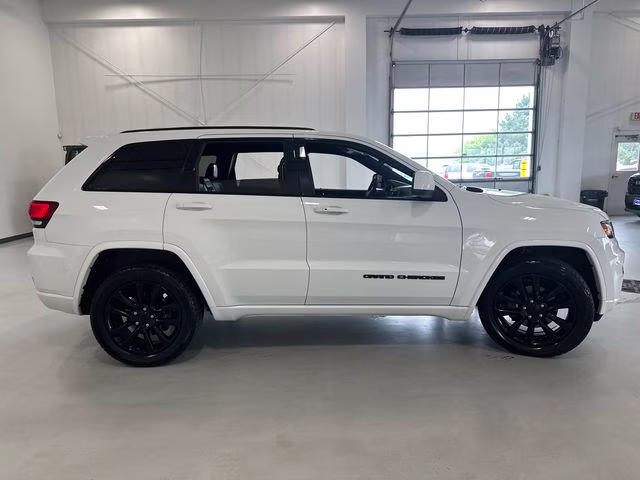 2017 Bright White Clearcoat Jeep Grand Cherokee Altitude 4X4 SUV