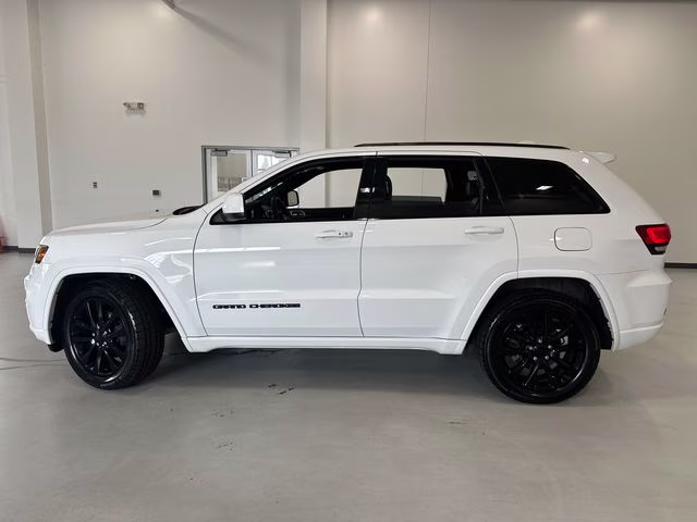 2017 Bright White Clearcoat Jeep Grand Cherokee Altitude 4X4 SUV