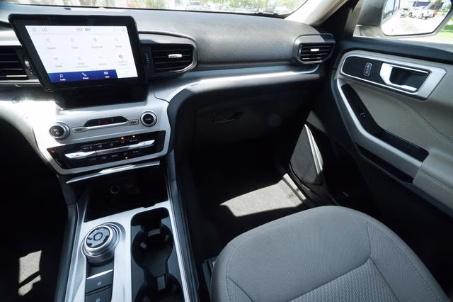 2024 Star White Metallic Tri-Coat Ford Explorer XLT RWD SUV